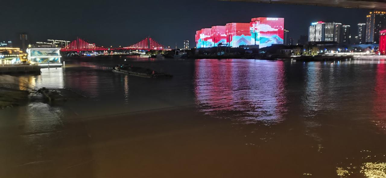 今天在宁波街头走了一圈，真实感受是肉眼可见的宁波夜景，比照片视角下的，更好看，更