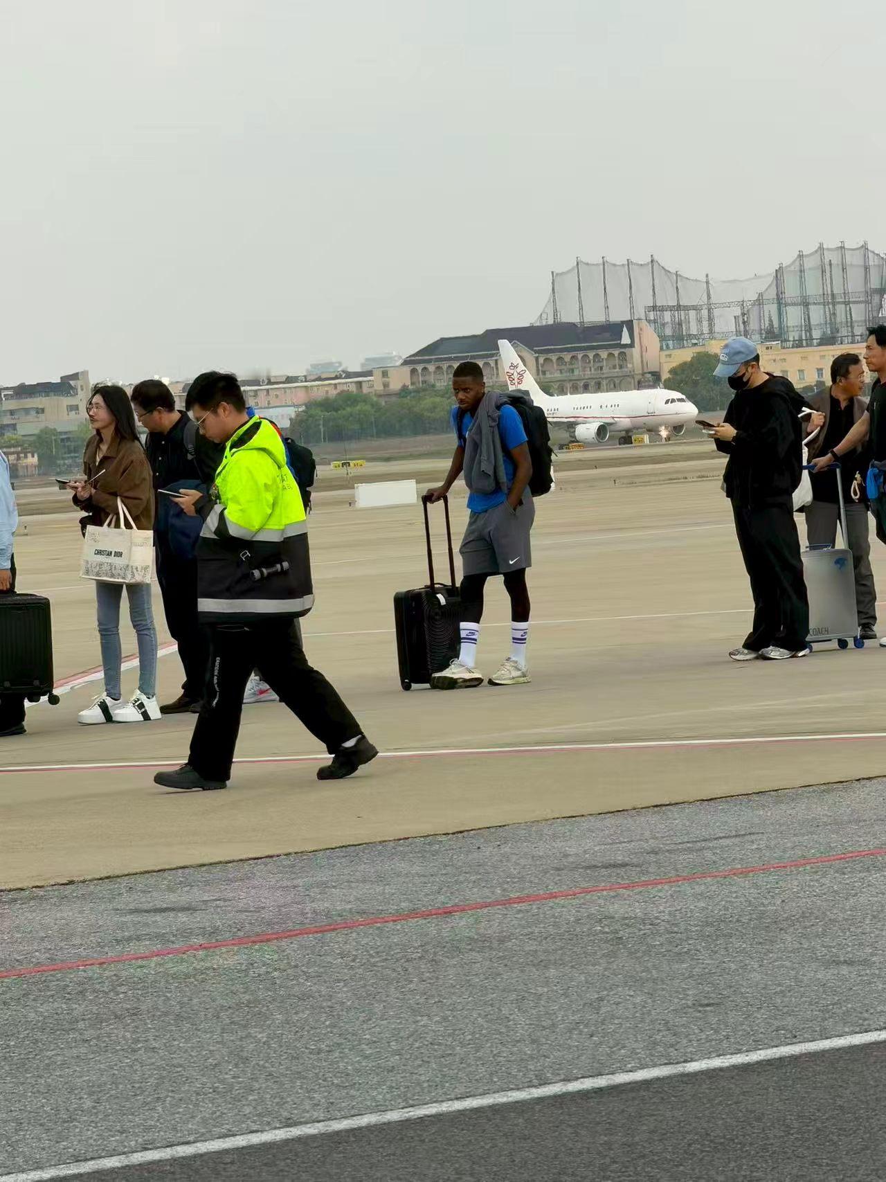 和申花大部队同一个航班一起去河南的申花球迷还真的不少，申花球迷真的了不起，看看申