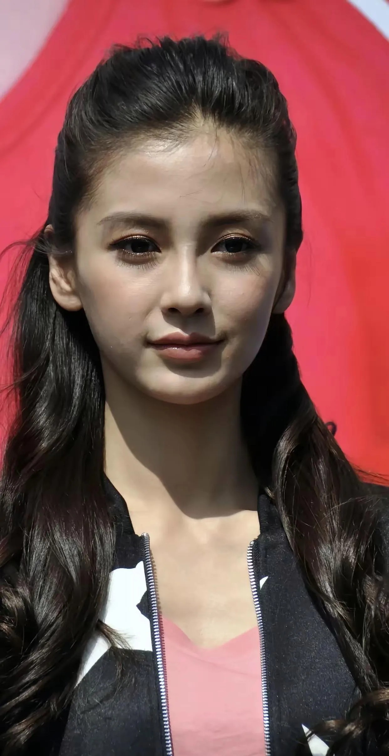 看看杨颖以前时候！还是一个单纯的女孩子！甜甜笑太治愈人了！她有混血女孩美丽！那种