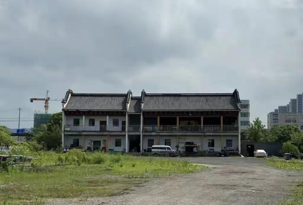 救助百名弃婴的和尚涉嫌诈骗千万被警方带走。这个事情评论一边倒，大多数的人都说