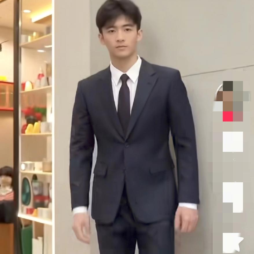 张柏芝这一劫让人彻底看清了谢振轩18岁的他，早不是躲在妈妈身后的小孩了。