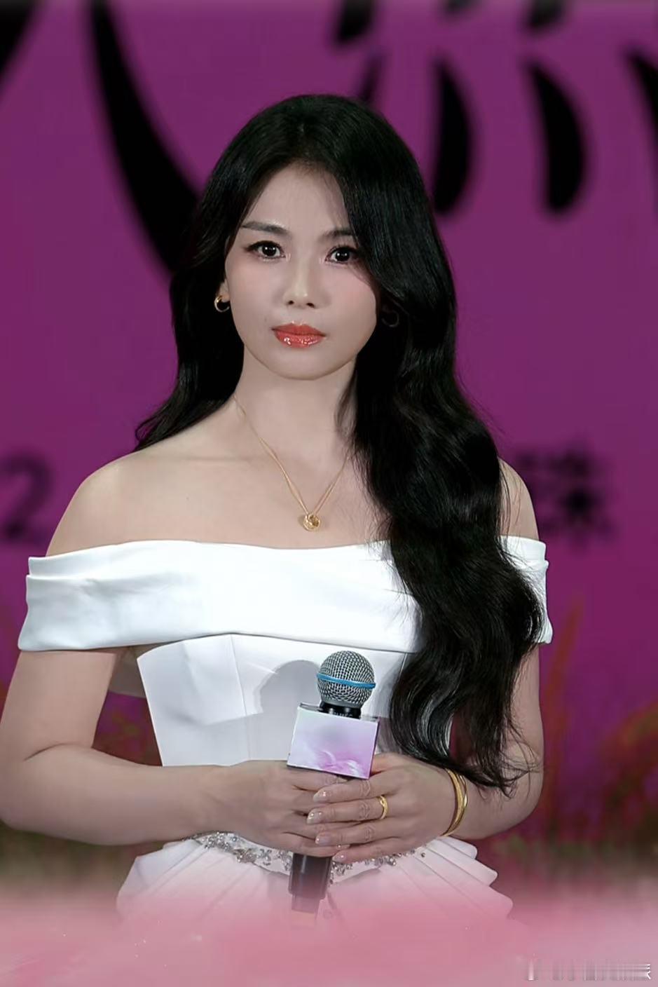 刘涛化的杏韵妆刘涛杏韵妆太适配她了！淡淡的杏调唇妆与腮红相互呼应，妆容干净通透不
