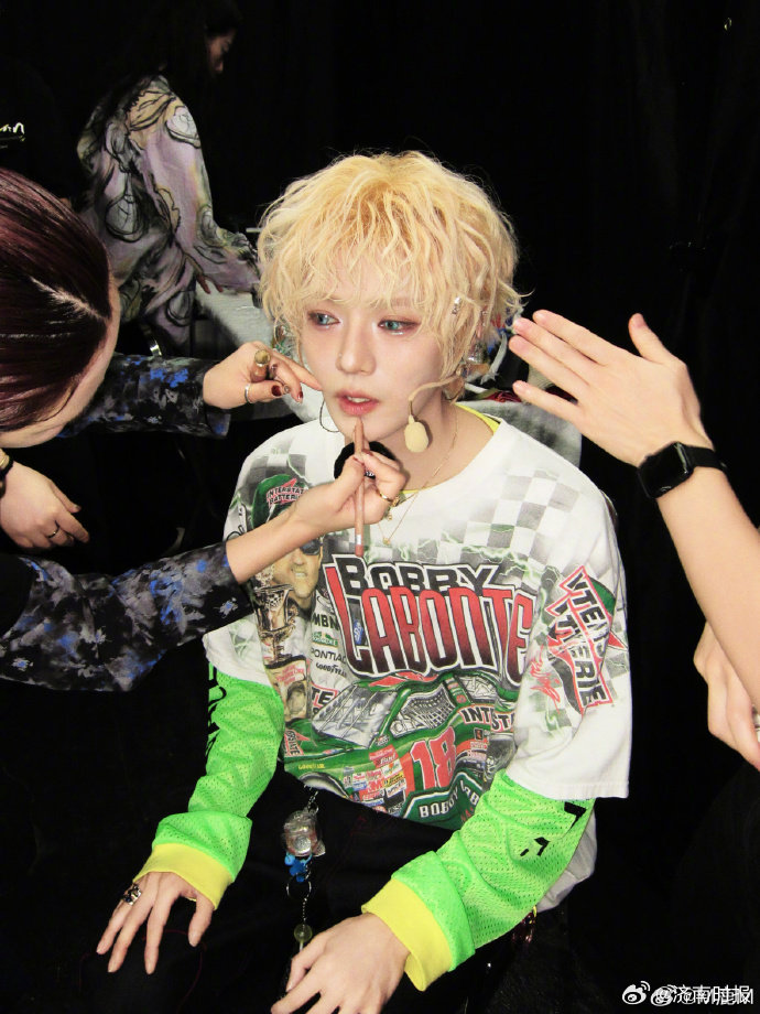 【#鹿晗的猫去世#】3月19日，鹿晗在社交平台发布动态表示，自己的宠物猫“三胖