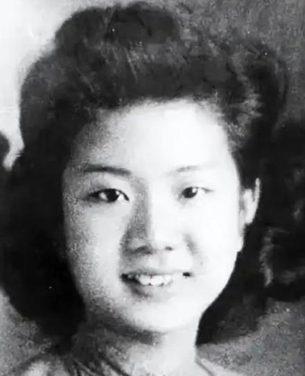 1949年，特务头子毛森，抓捕了一个交际花小姐，审讯时，毛森用刀划开她的衣服，轻