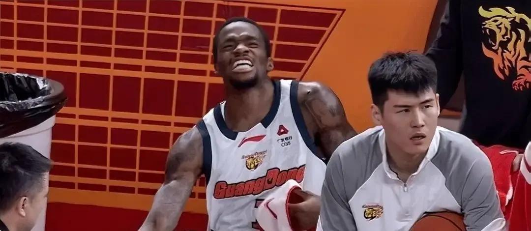 膝盖肿成馒头！萨姆纳今晚打不打？核磁结果刚出，软组织挫伤，队医给5天缓冲。