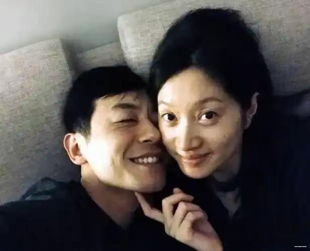 朱亚文沈佳妮罕见同框，俩女儿颜值超高超漂亮。一家四口皆高个子，画面温馨，令人羡慕