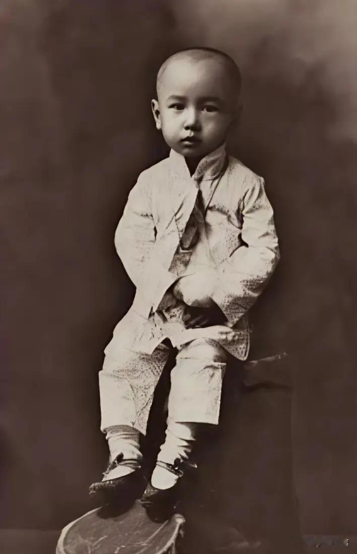 天庭饱满，地阁方圆，一双眼睛炯炯有神，一看就是一个聪明蛋，有出息的孩子。大家能一