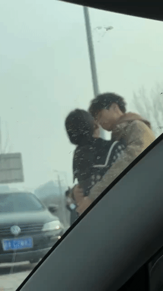 现在的年轻人秀恩爱都不分场合？他们都毫不在乎别人的目光。倒是让看到的人感觉非