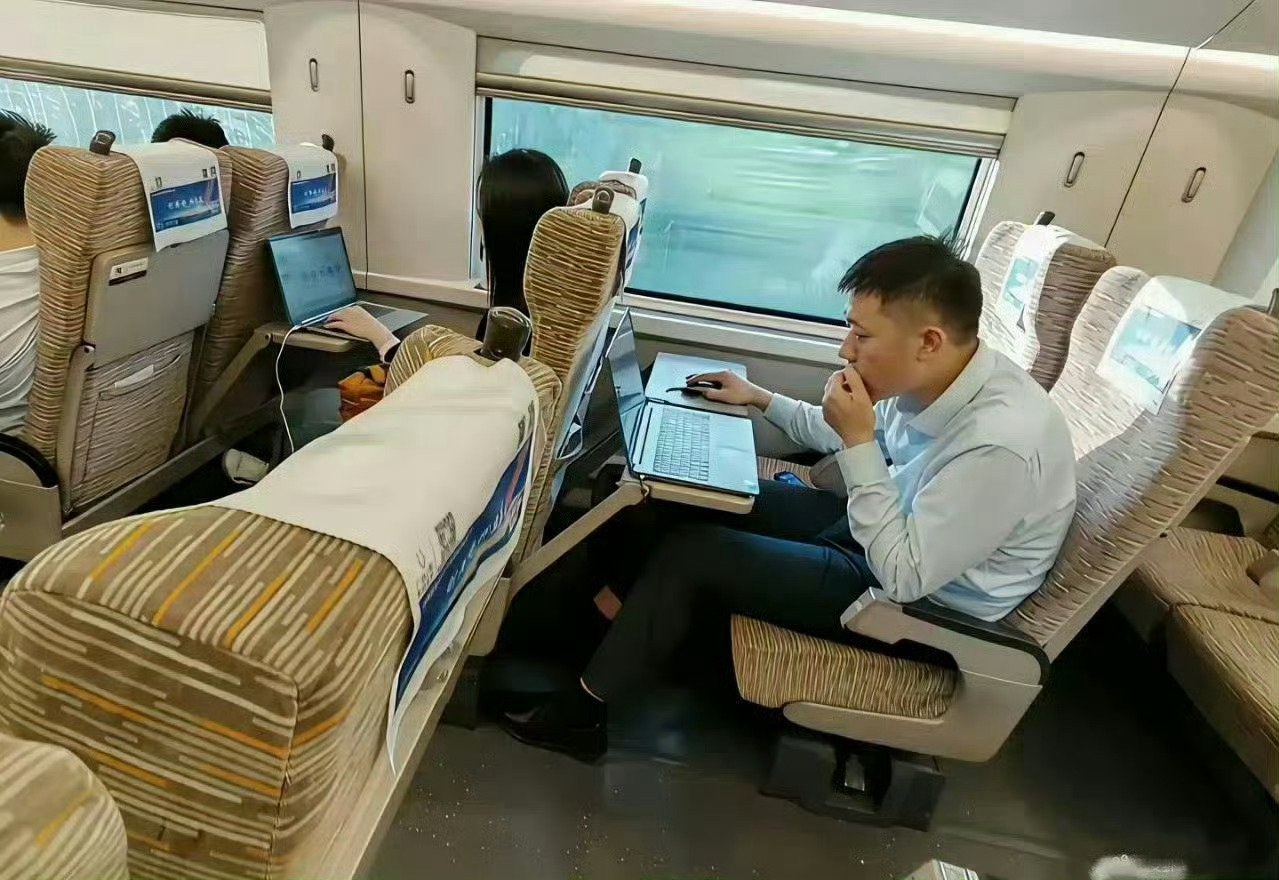 在高铁上还要加班的人，工资至少过万吧？