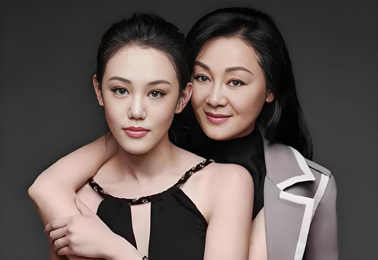 瞒着影后妈妈偷偷领证，三个月后才打电话通知。王姬当时人在洛杉矶，接到女儿高丽雯