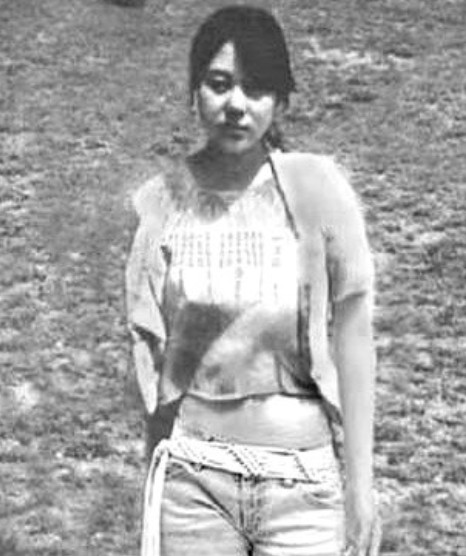 1993年，23岁年轻貌美的任雪，因杀人罪被执行枪决，行刑前，她突然张了张嘴，提