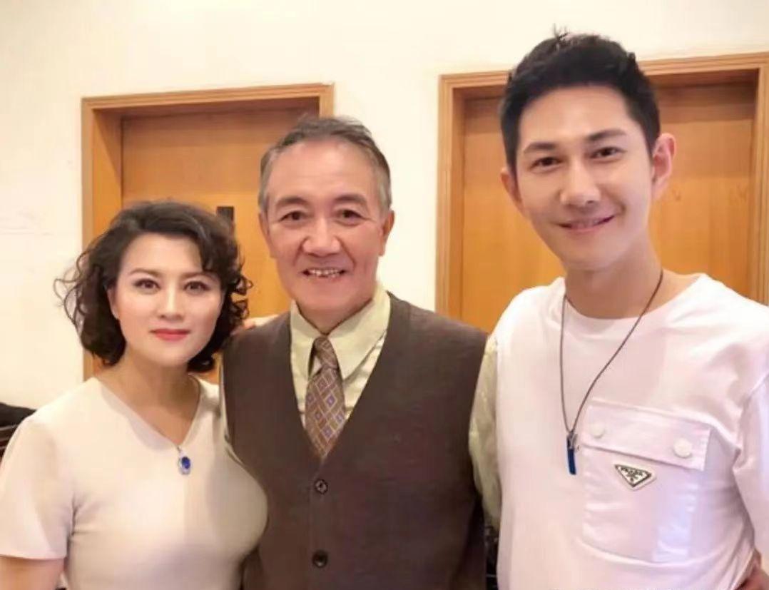 这个就是李云龙的扮演者李幼斌老师的一张家庭照，左爱妻右爱子。60多岁的李幼斌春