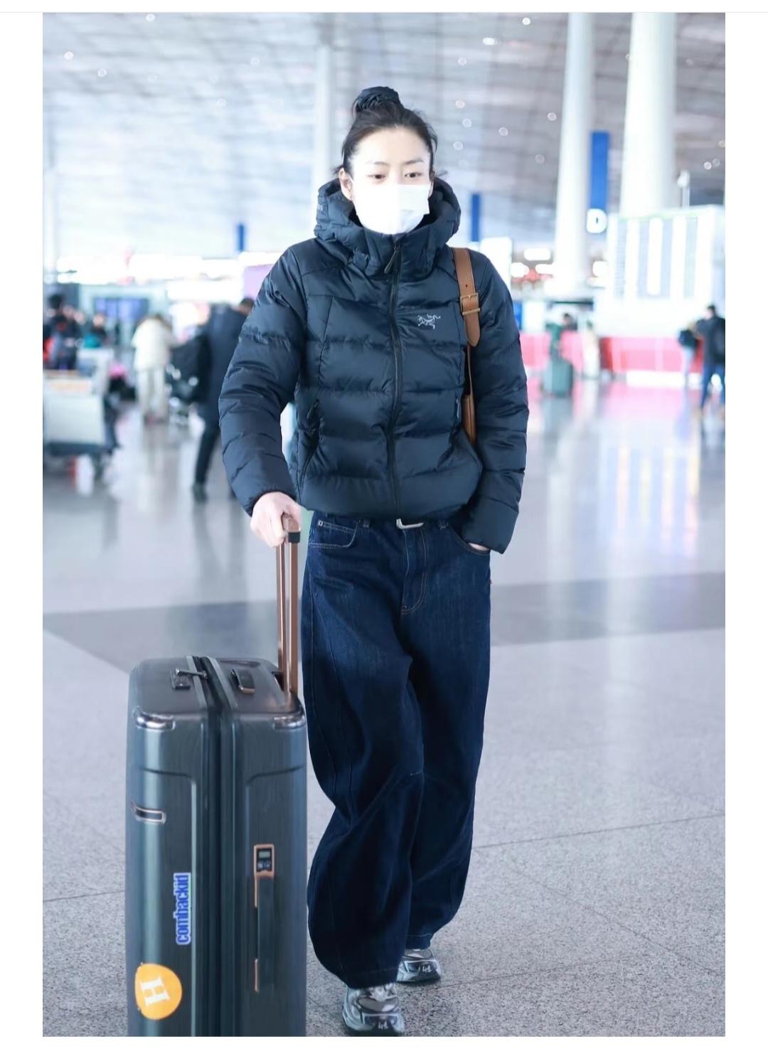 刘雯，行走的衣服架子，普通的羽绒服，简单的阔腿裤都那么的好看。