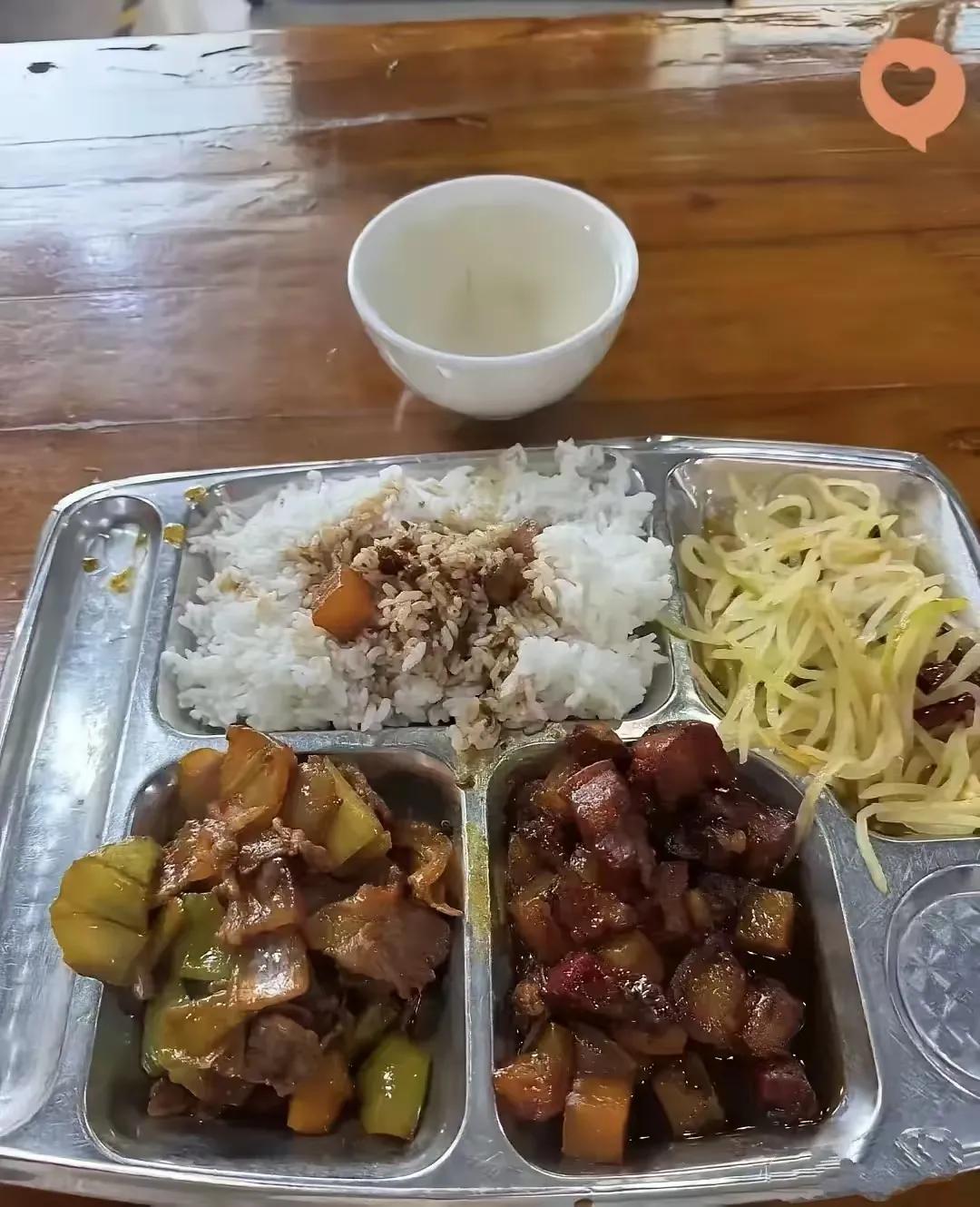 这年头，物价高的快餐都快吃不起了！搞不明白，现在肉、鸡蛋都那么便宜，为什么吃的东