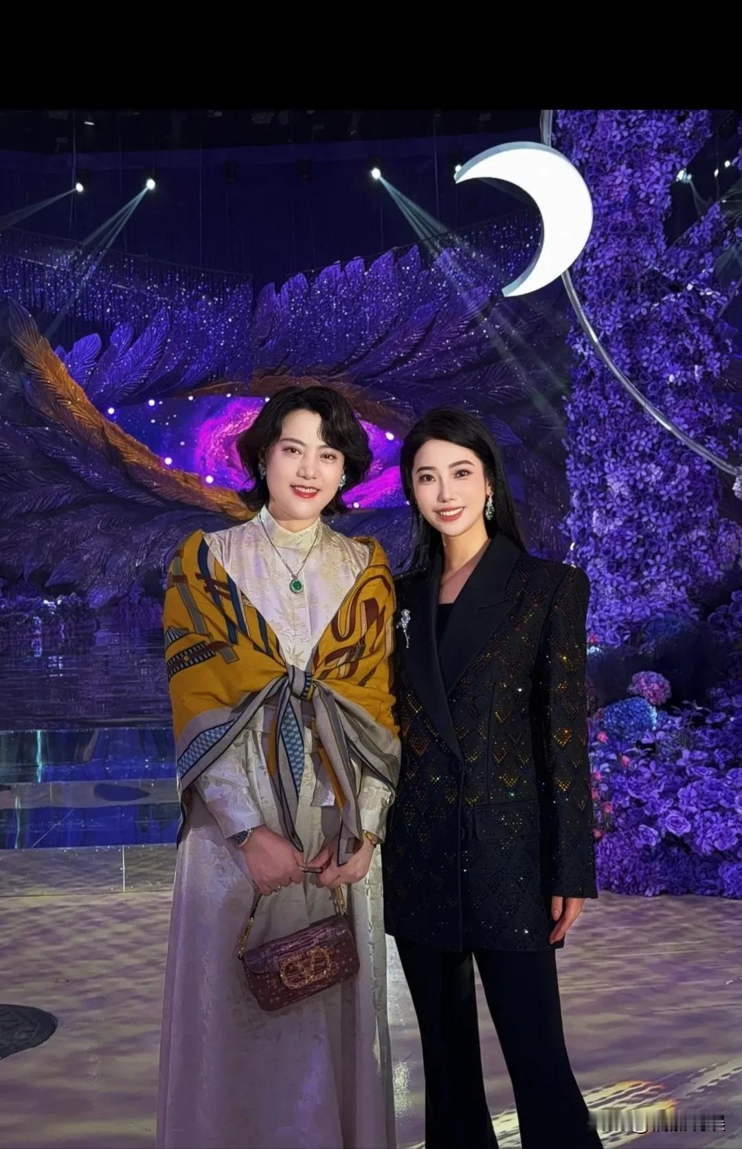 原来黄子韬的妈妈颜值气质不输大明星啊！作为主家妈妈，她打扮精致出现在儿子的婚宴