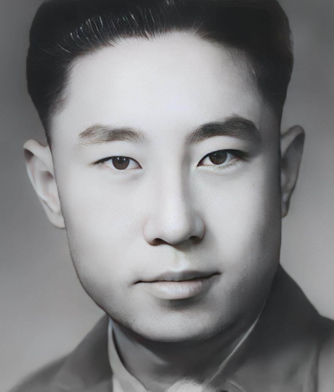 1938年，宁夏省立实验小学门口，几个便衣特务拦住了一个戴眼镜的年轻教师。杨文海