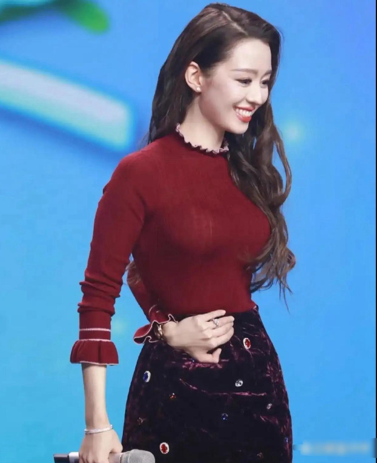 朗朗的老婆吉娜腰这么细吗？反手轻松摸到肚脐，身材比例也超级好，这才是绝顶腰臀比吧