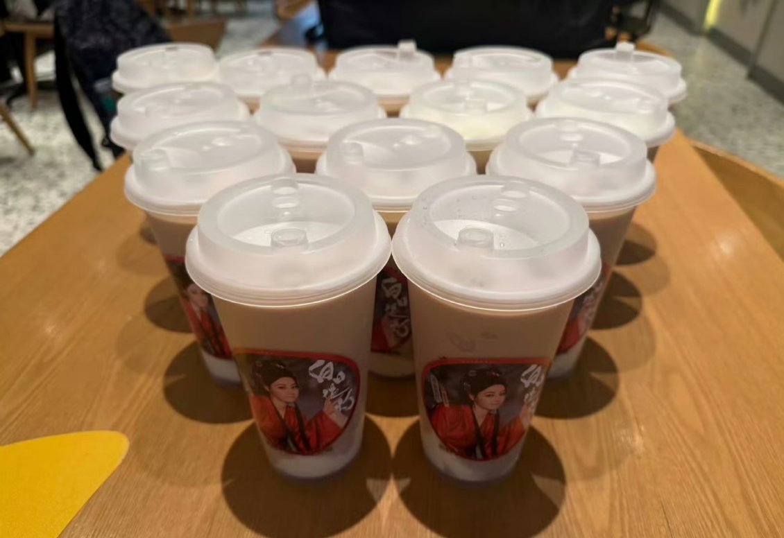 迪丽热巴给粉丝逆应援准备了奶茶，面包和鸡汤