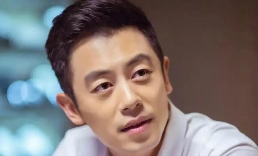 2008年，朱亚文演完《闯关东》拿到单集几十万的片酬，三年后，他跟陪自己从北电学