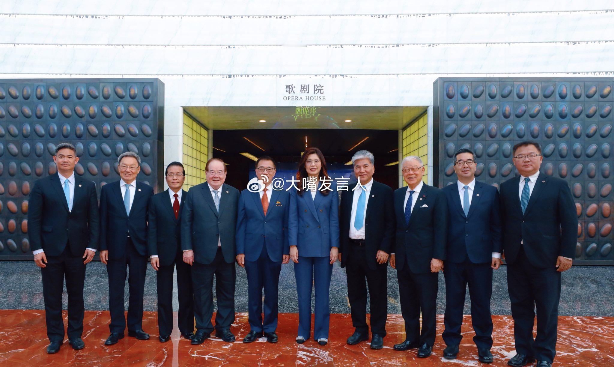 4月10日晚，国家大剧院，看演出图6中间是部分演出者郑丽文率团开始大陆参访行程