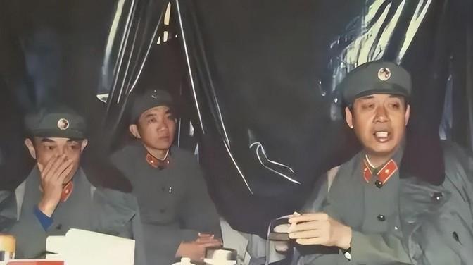 1985年夏，在老山前线，第67集团军的首长们正在吃晚饭。突然，一个鬼鬼祟祟的身