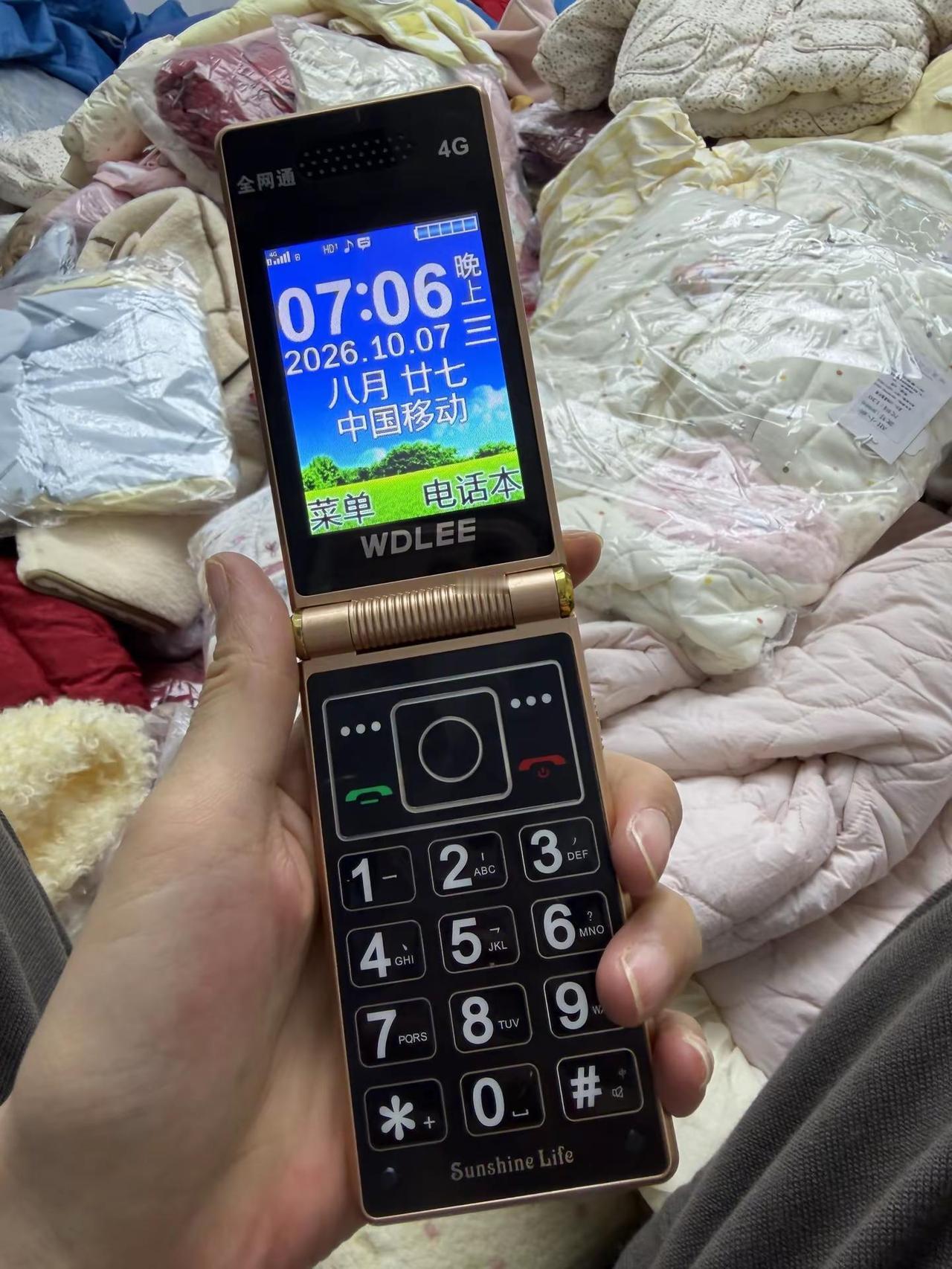 好多年没见过翻盖手机了