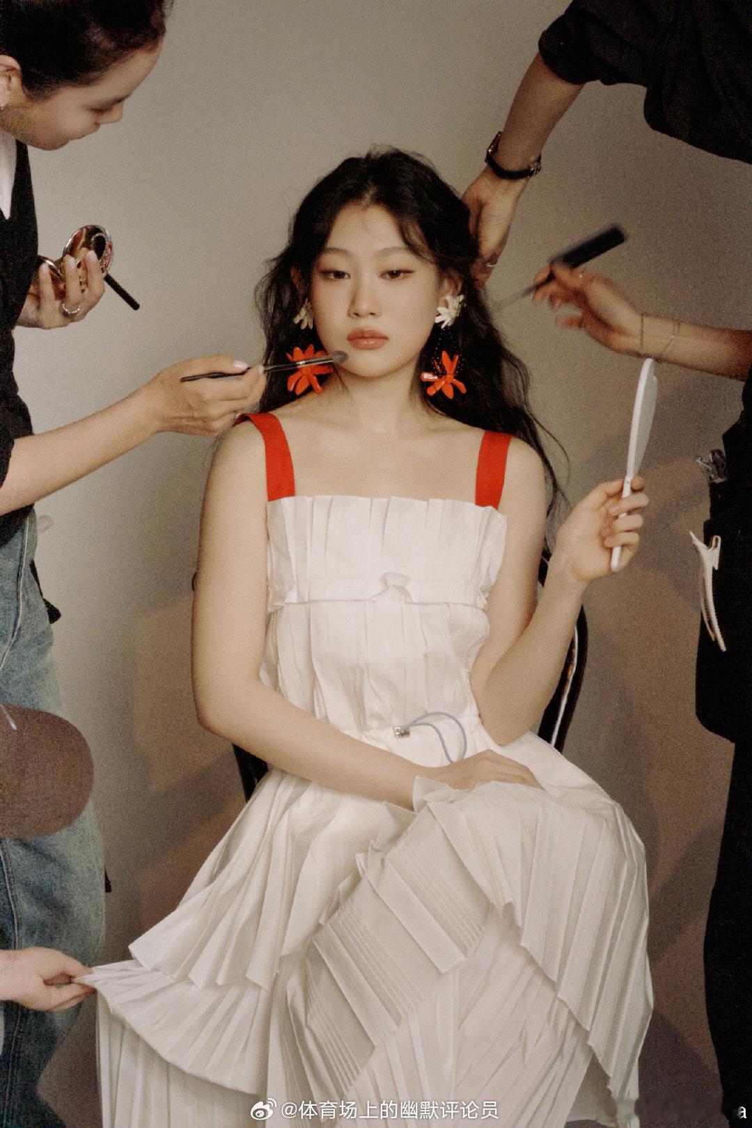 沈佳润把照片做成了牛仔裤挂饰沈佳润的时尚脑洞也太可爱了！把自己的胶片小照片做成挂