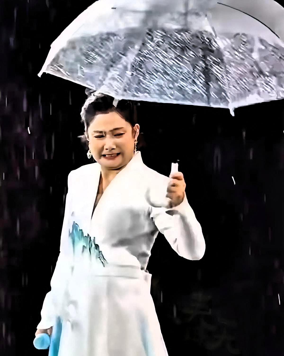 曾毅扔伞把玲花整破防了😂曾毅这次耍帅也太莽撞了！演唱会上突然把伞扔了，旁