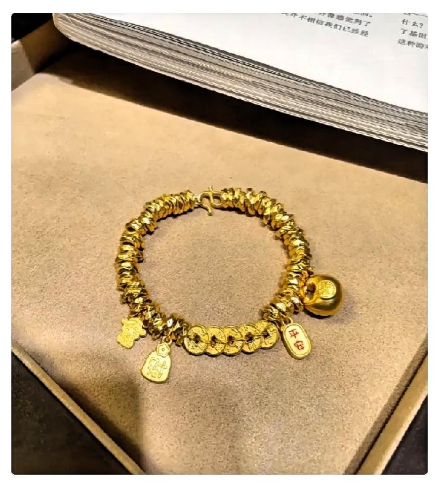 等所有人都把钱换成黄金，收割就开始了。​金价会从一千六一克跌到三百，到时候黄金