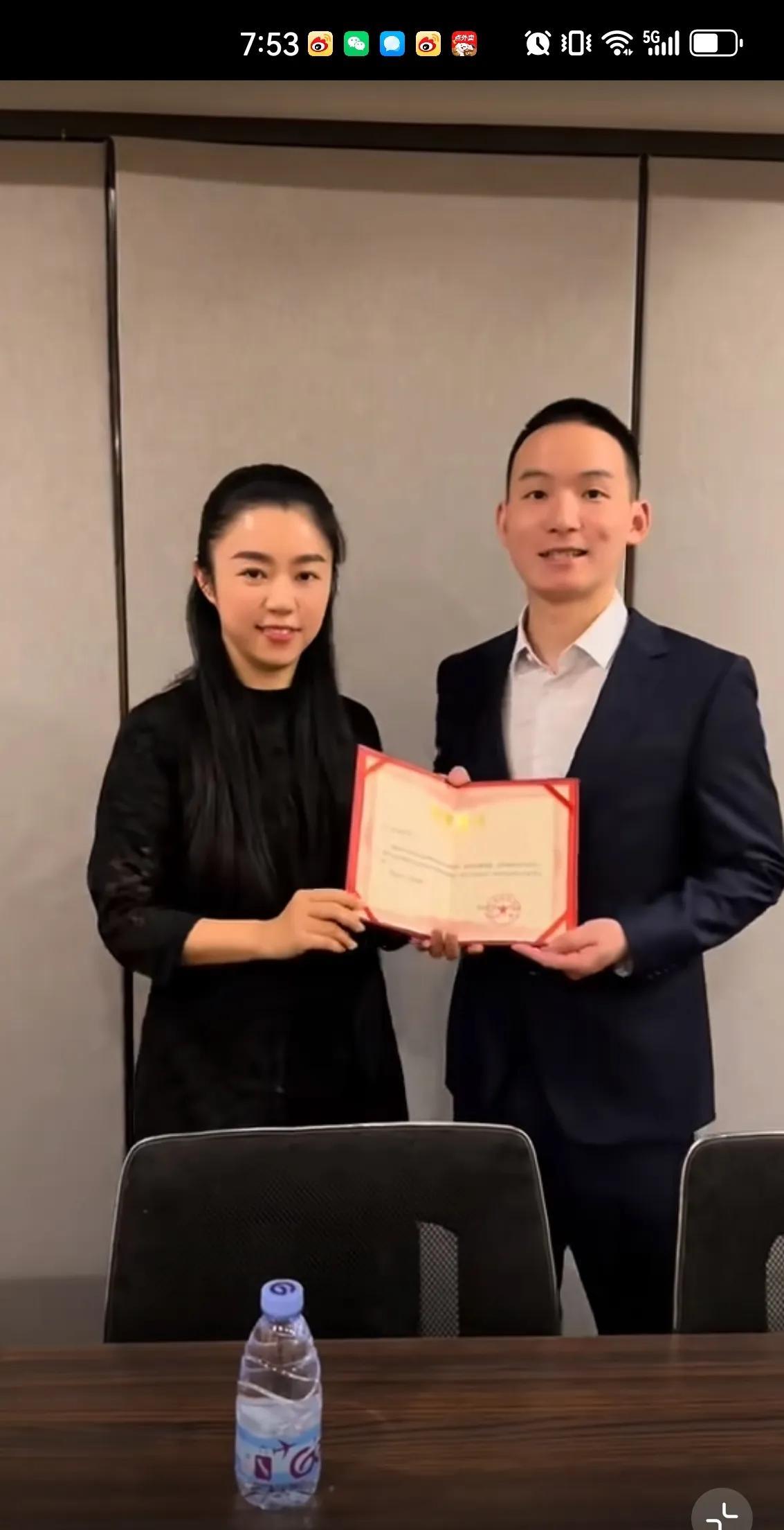 原来，我们一直都错怪谢浩男妈妈了！许建华带货两场之后，赚了不少钱，当时网上一大