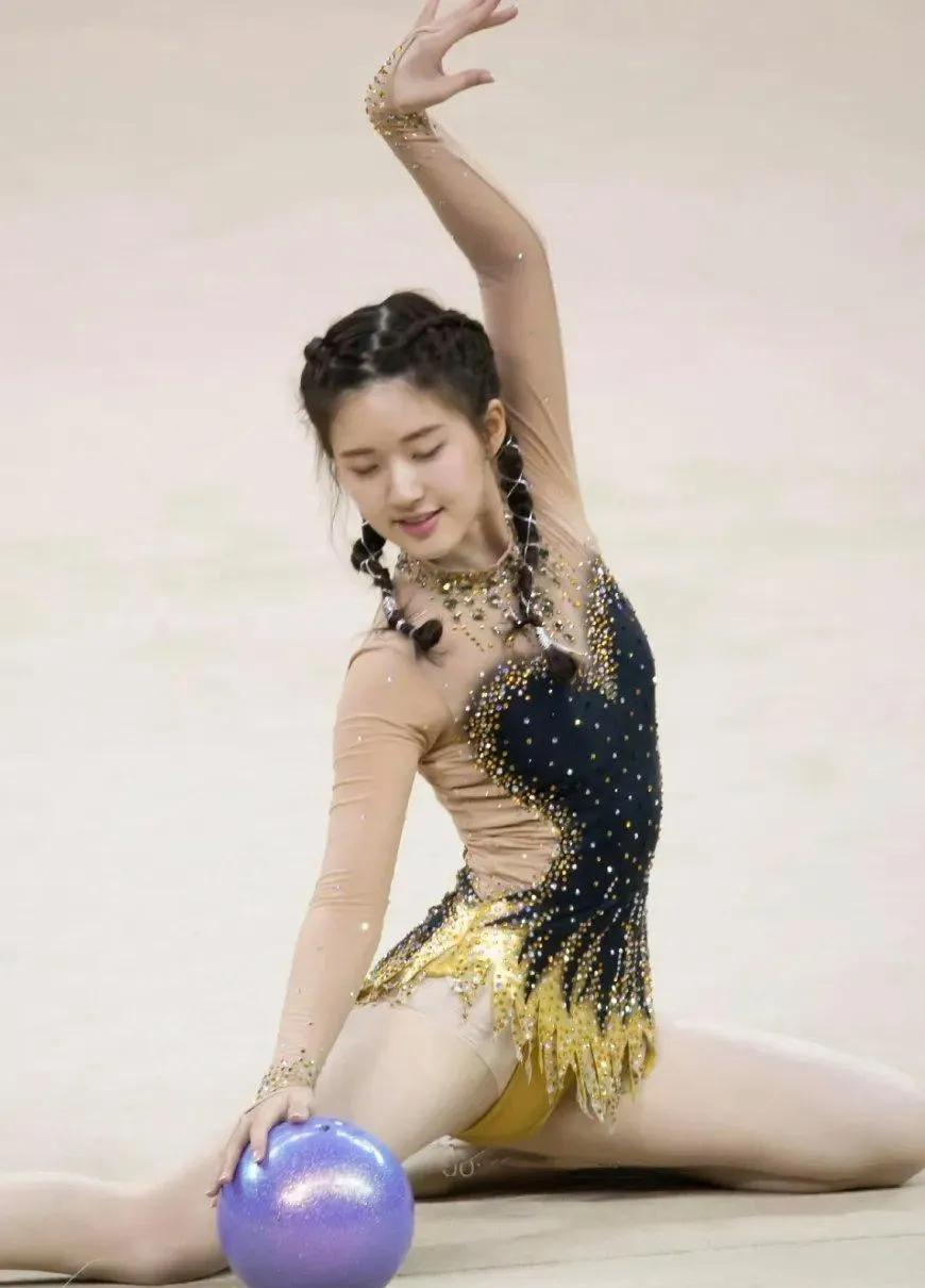 赵露思早期艺术体操照好绝！体态优雅灵动，这表现力绝了赵露思早期的艺术体操照