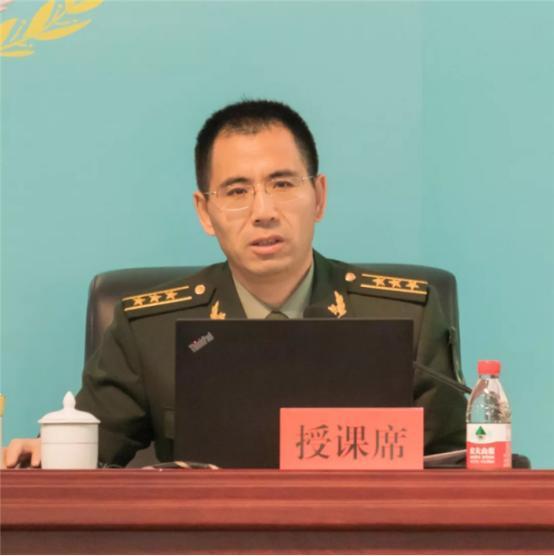内蒙古一光棍收养两个月大男婴，含辛茹苦把他养大。40年后，男孩当上了武警
