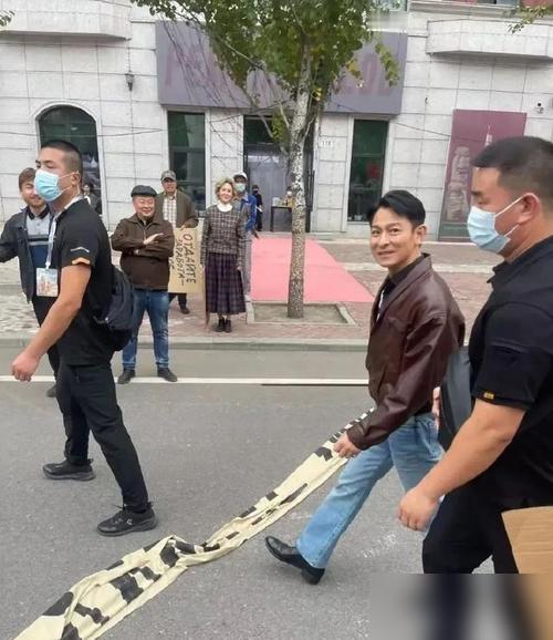 刘德华身高不到一米五？哈尔滨一张照片，让他被全网围攻。几十个东北大汉保镖把他夹在