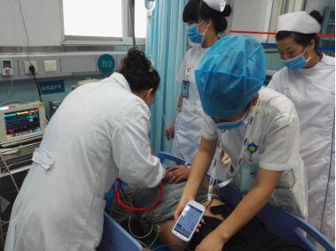 68岁老人的肠子烂了, 医生取出两个东西