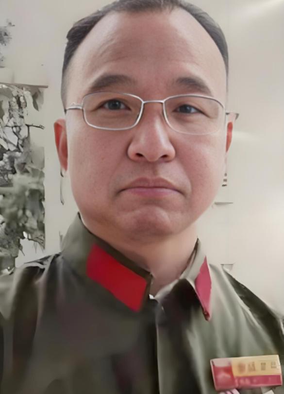 1984年，解放军战士李陶雄中弹牺牲，送葬途中遗体竟两次从车上跌落，护士郑英察觉