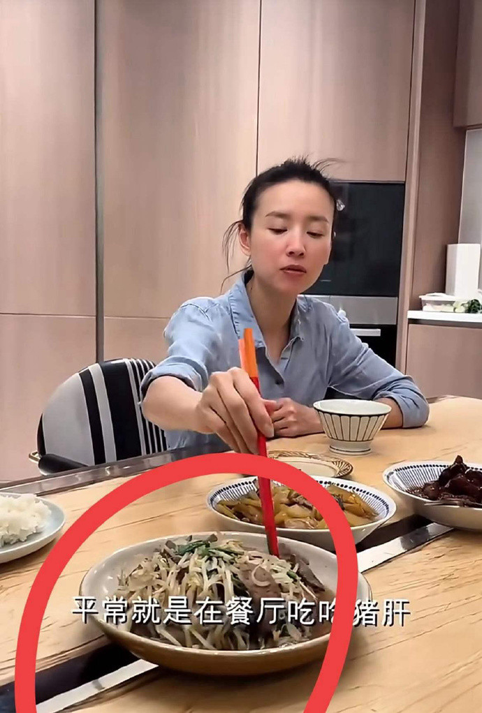 谁家桌子这么大的缝儿，就不怕东西掉下去吗？而且桌子上还有疙瘩，我都受不了这种品质