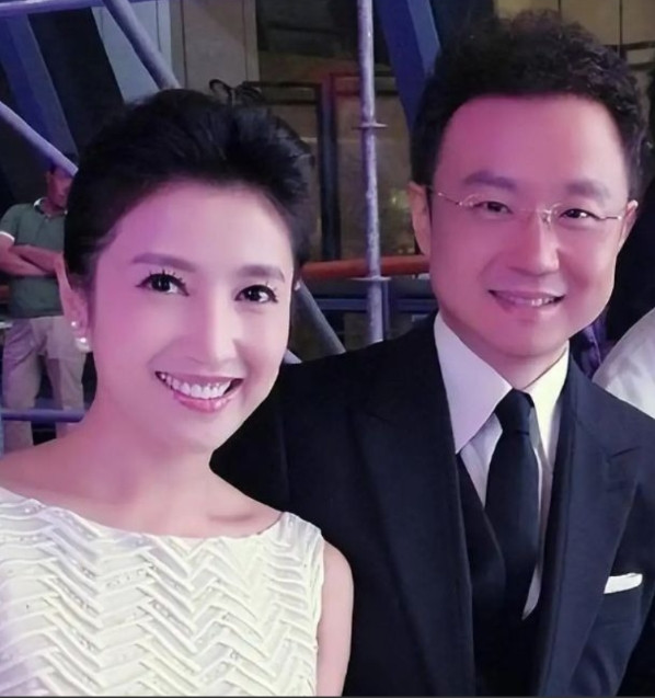 2017年，著名主持人刚强向春妮求婚，春妮说：“结婚可以，但我要丁克，我不会给你