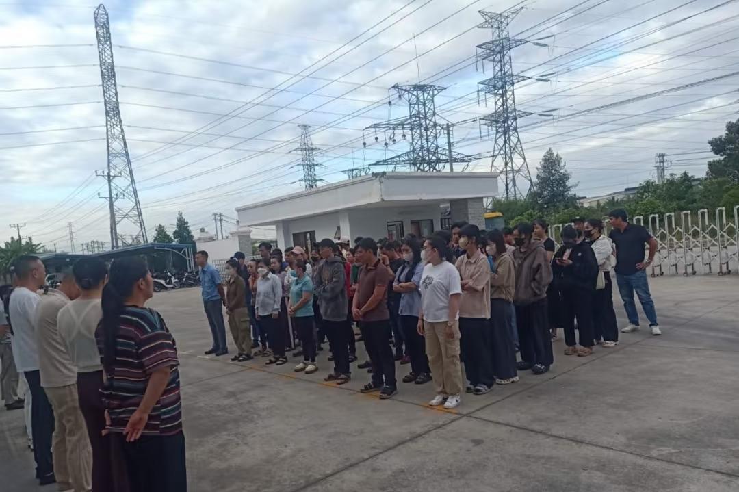 唉！来了一个新厂长，听说他工资是30000元一月，平均一天工资是1000元往上+