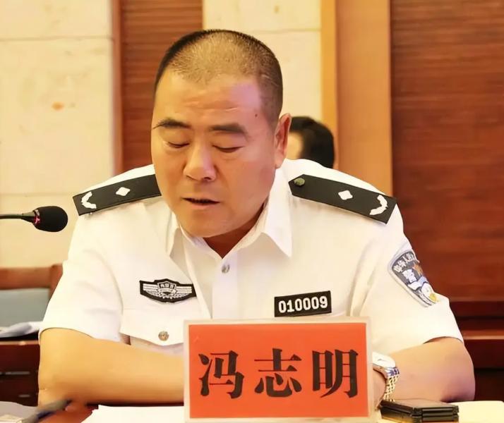 2014年12月，呼格吉勒图案刚翻案两天，冯志明就在会议室被带走。他当时还吼着问