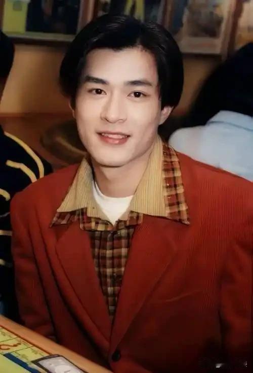 古天乐年轻的时候，眼睛是不太明显的内双，某些角度看有点像单眼皮，这就是为什么他的