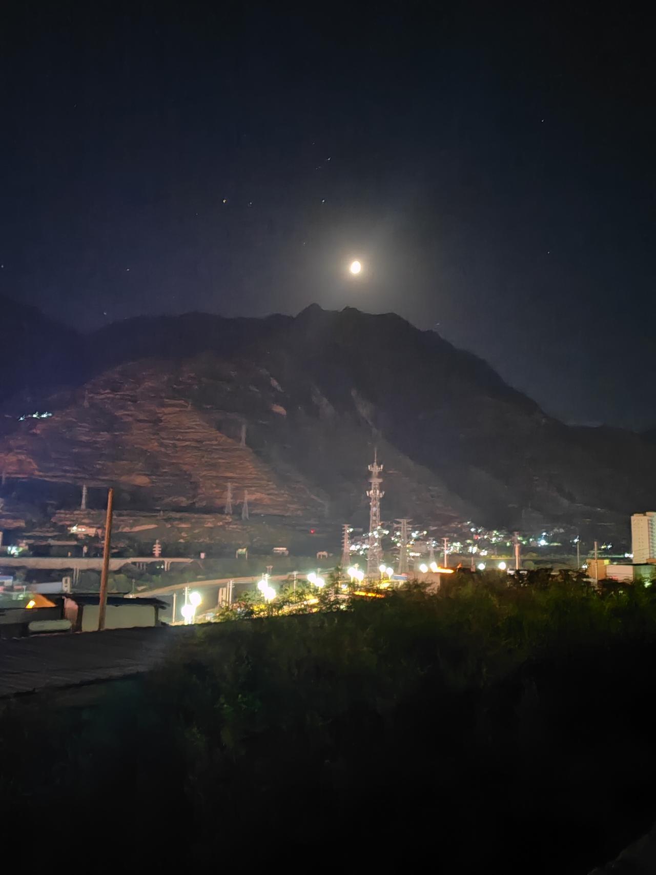 吸烟有害健康！但不吸烟的并不一定寿命比吸烟的活久！我有三朋友，都不吸烟，五十左