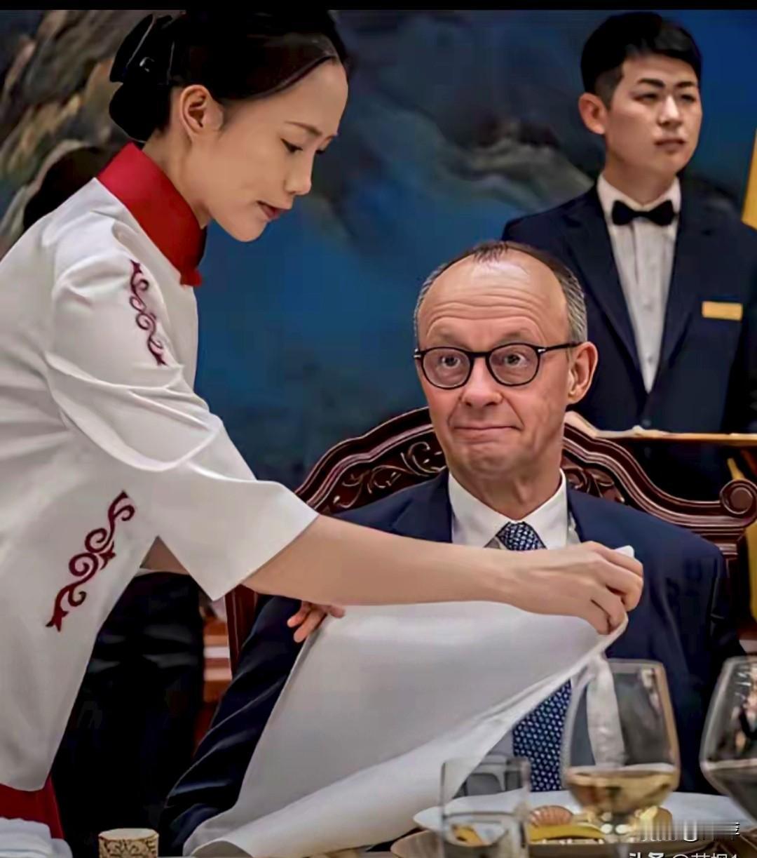 默茨这表情看上去很可爱哦