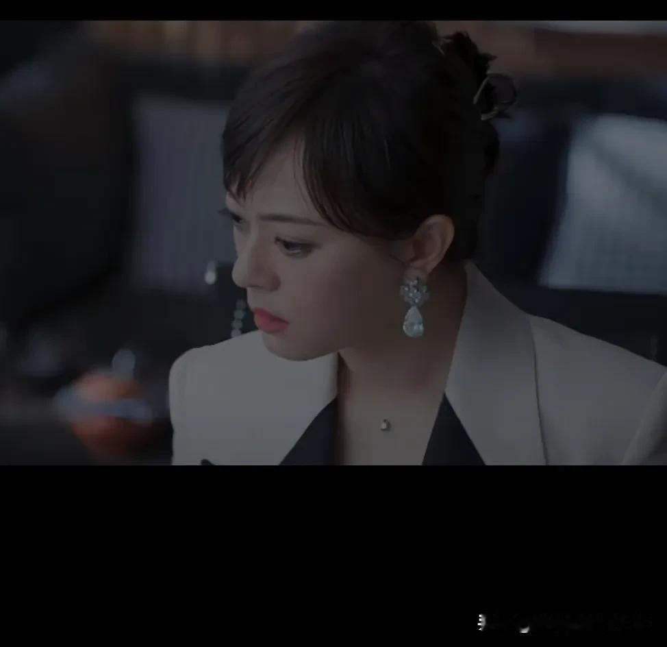 最近在追孙俪演的《蛮好的人生》，剧中有一句她说的台词:每一张保单的背后，都是一家