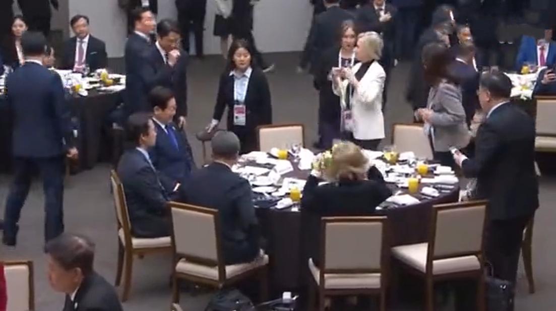 李在明设宴款待参加APEC峰会的贵宾,午餐现场好似婚礼喜宴似的热闹!10月31日