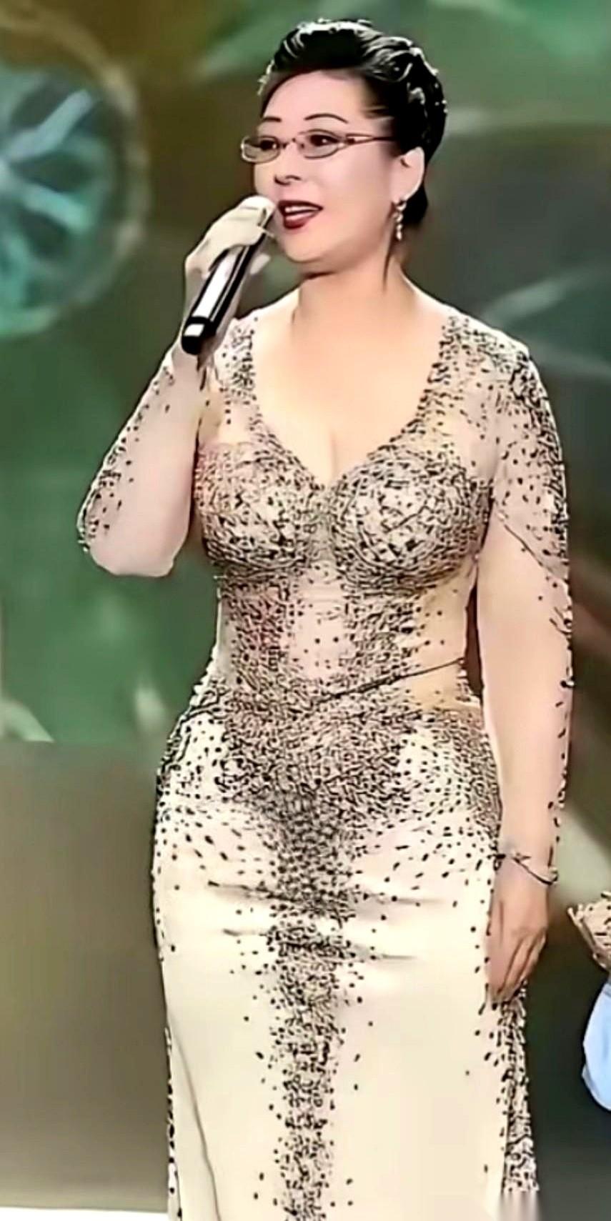 刷到关牧村老师这张照片，我真的一下子被击中了。说实话，第一眼看到的，不是那身闪