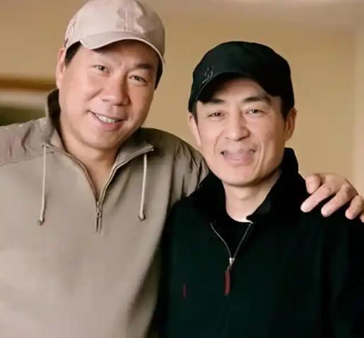 1997年，张艺谋父亲去世前，躺在病床上提醒儿子：“你一定要提防一个人，你完全不