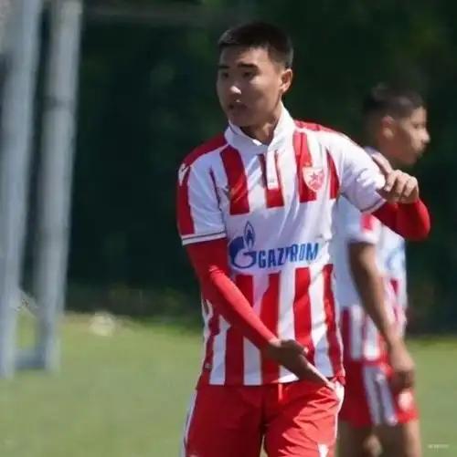 我刚看到咱们U19国青那个小将姜轶祥的消息，他正式加盟上海申花了，不过转头就被租