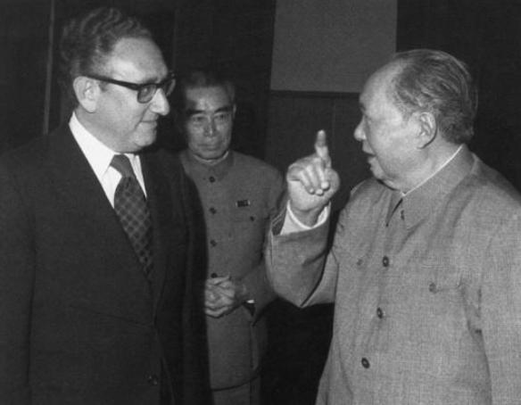 1971年，基辛格访华时委婉提出，请求“释放美国飞行员”，毛主席不想谈政事，和他