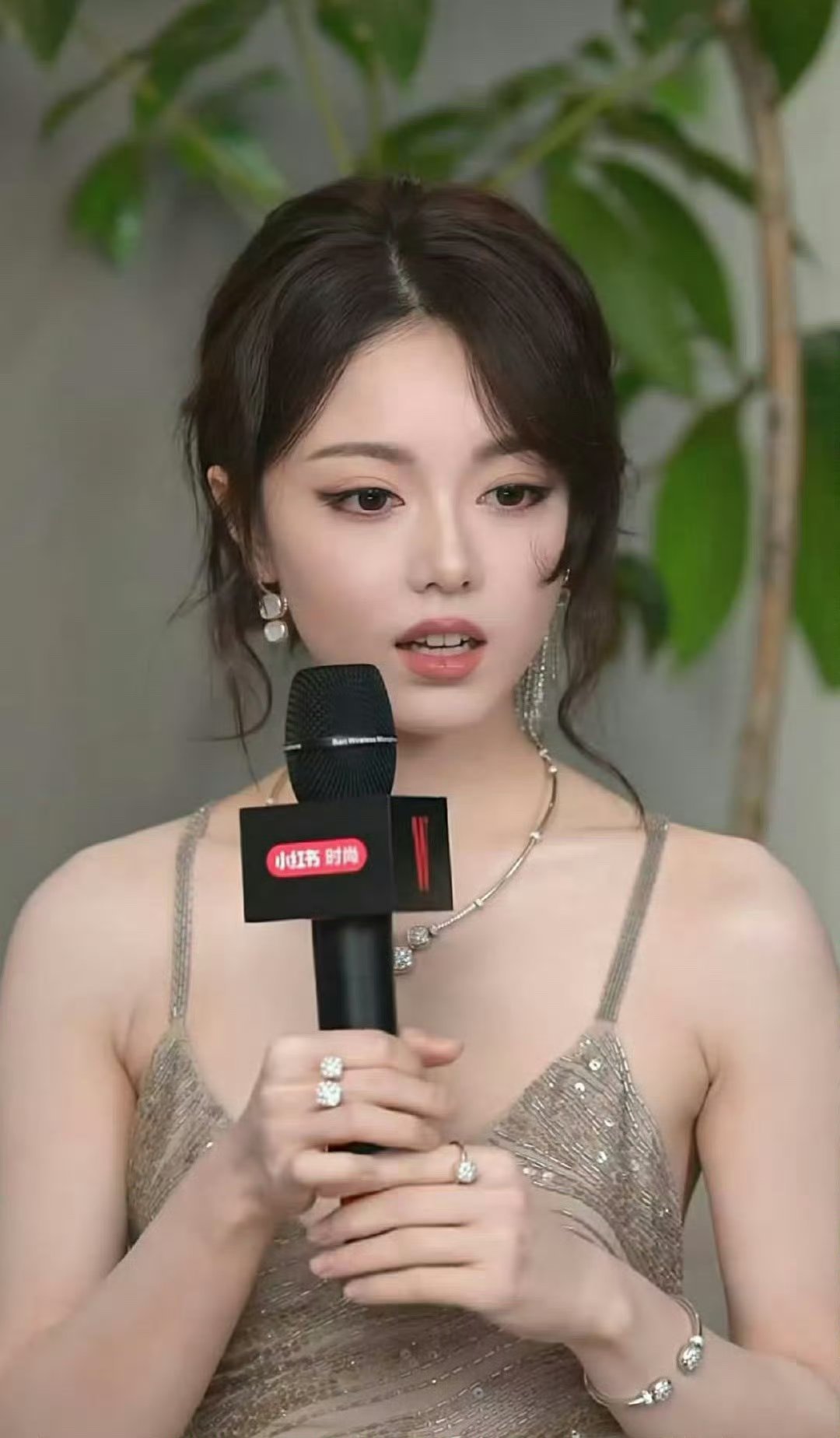 赵今麦化妆师是固定的吗～好加龄啊！本来人家挺青春的女孩​​​
