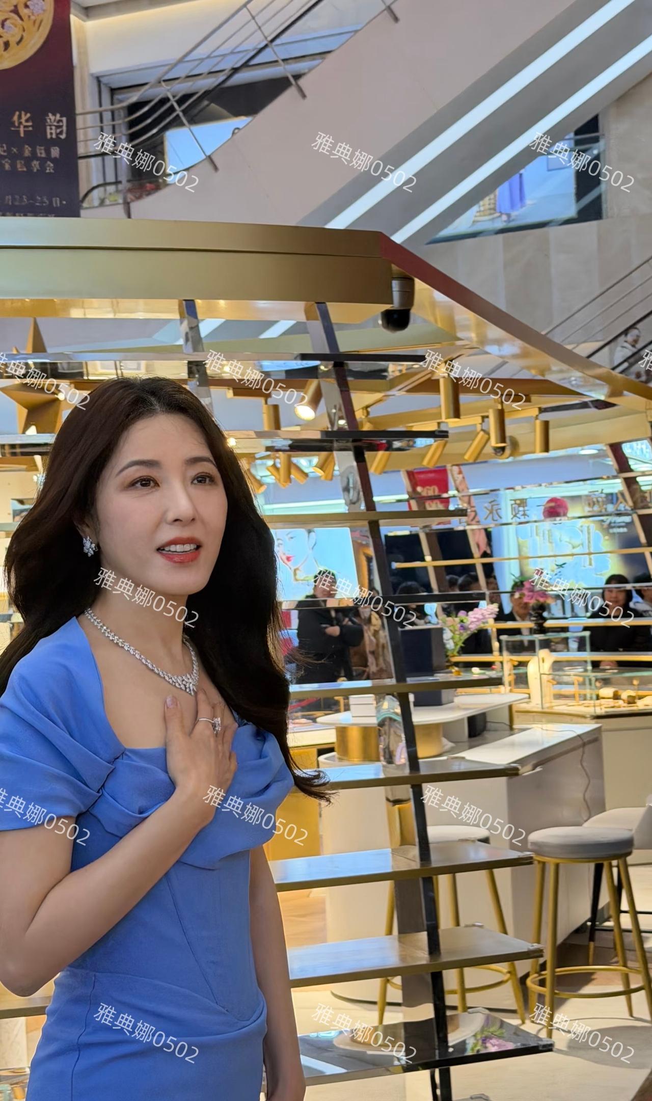 山西晋城某珠宝品牌的明星见面会见到了代言人曾黎，以前一直都不觉得曾黎有多美，感觉